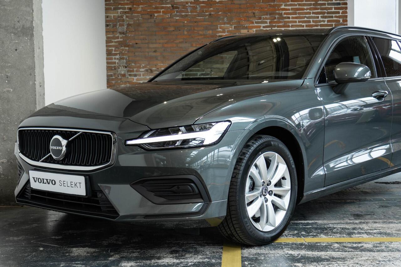 Volvo V60 B4 Essential Edition | Semi Elektrische wegklapbare Trekhaak | Stoelverwarming | Stuurwielverwarming | Parkeersensoren voor + achter | Parkeercamera | BLIS | Lederen Bekleding | Pilot Assist | Google Infotainment