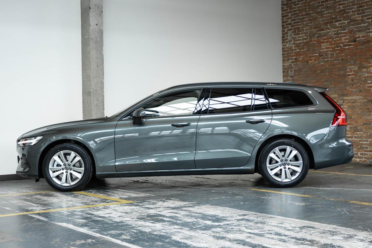 Volvo V60 B4 Essential Edition | Semi Elektrische wegklapbare Trekhaak | Stoelverwarming | Stuurwielverwarming | Parkeersensoren voor + achter | Parkeercamera | BLIS | Lederen Bekleding | Pilot Assist | Google Infotainment