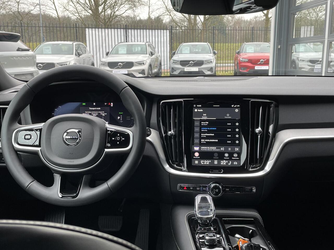 Volvo V60 2.0 T8 Plug-in hybrid AWD Plus Dark | Nappa Leder | 19" Velgen | Parkeercamera | Elektrische achterklep