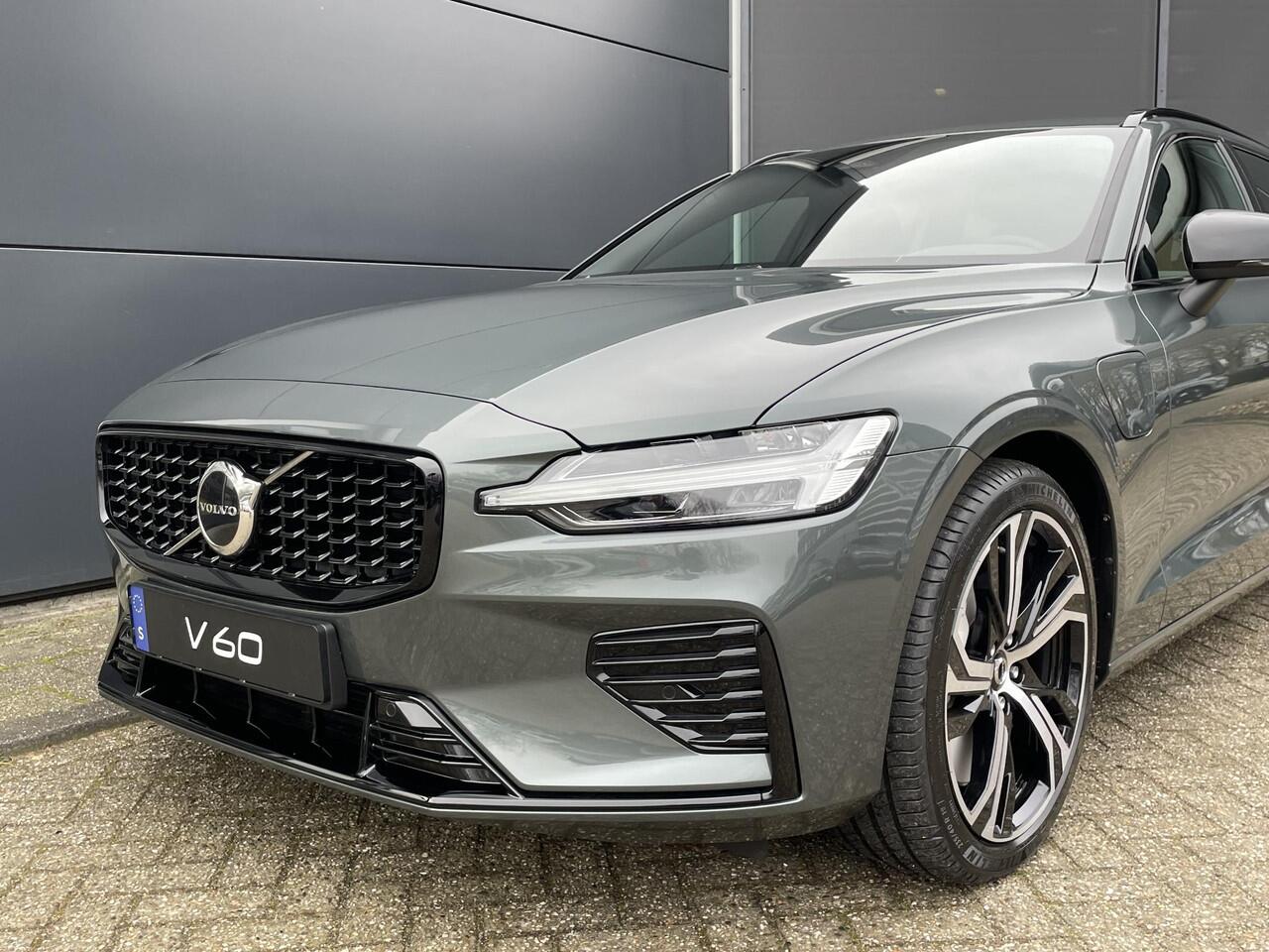 Volvo V60 2.0 T8 Plug-in hybrid AWD Plus Dark | Nappa Leder | 19" Velgen | Parkeercamera | Elektrische achterklep