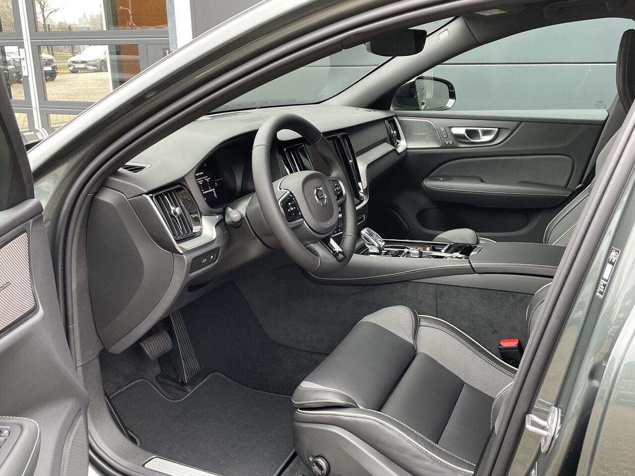 Volvo V60 2.0 T8 Plug-in hybrid AWD Plus Dark | Nappa Leder | 19" Velgen | Parkeercamera | Elektrische achterklep