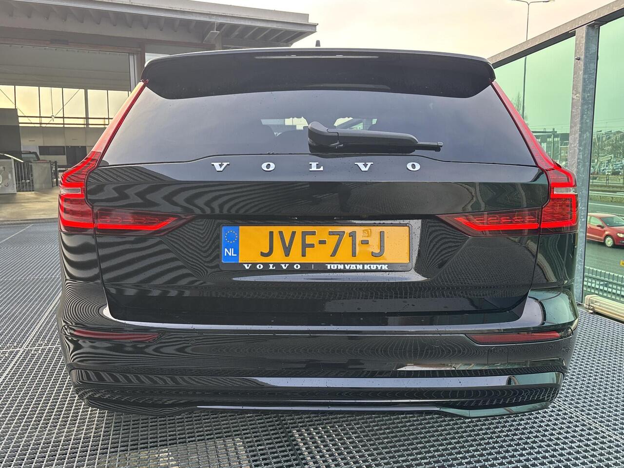 Volvo V60 2.0 T8 Plug-in hybrid AWD Plus Dark PHEV, Automaat, Polestar engineered optimalisation, Stoelverwarming, Stuurverwarming, Park assist voor- en achter, Parkeercamera, Extra getinte ramen, Harman Kardon audio