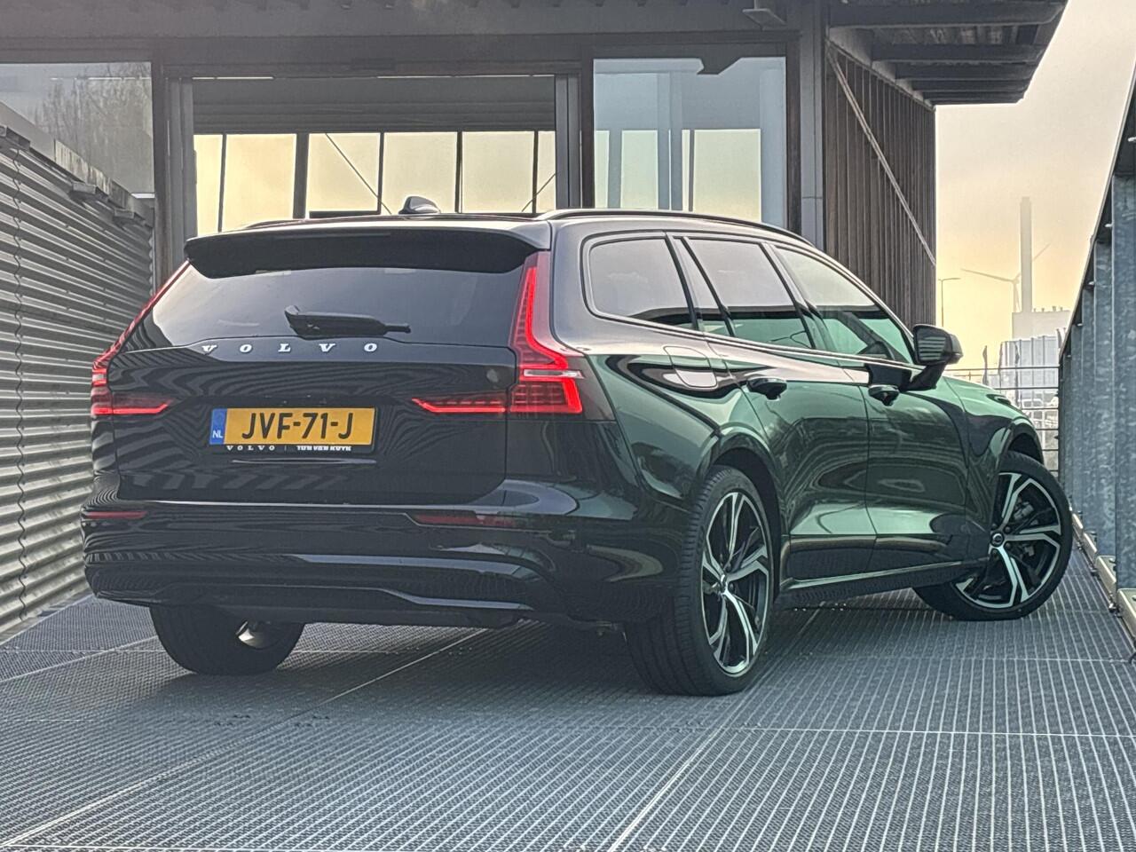 Volvo V60 2.0 T8 Plug-in hybrid AWD Plus Dark PHEV, Automaat, Polestar engineered optimalisation, Stoelverwarming, Stuurverwarming, Park assist voor- en achter, Parkeercamera, Extra getinte ramen, Harman Kardon audio