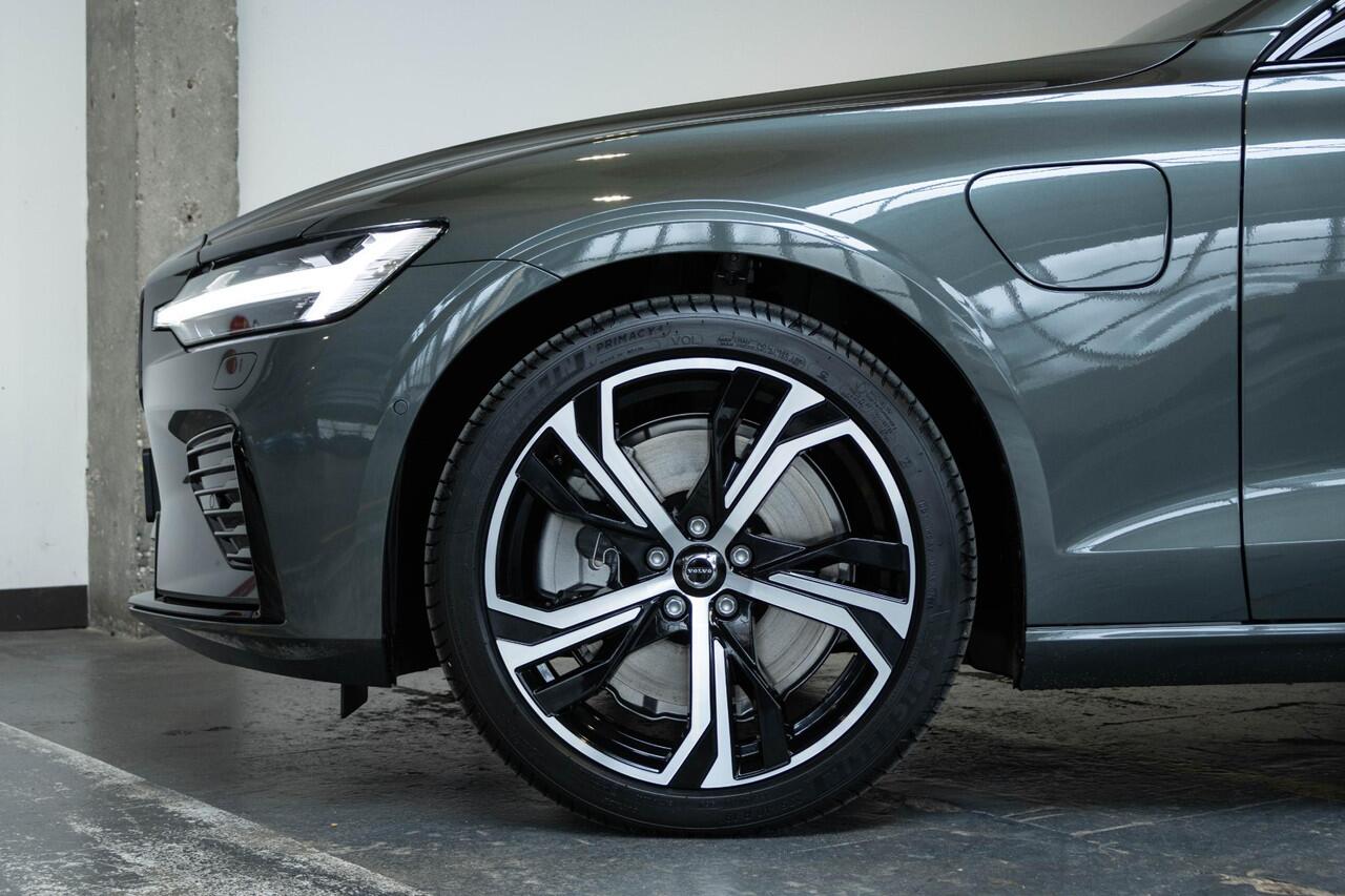 Volvo V60 T8 Plug-in hybrid AWD Ultra Dark | Bowers & Wilkins Audio | Nappa Leder met Ventilatie & Massage | Head-Up Display | Schuif/Kantel-Panoramadak | 360º Visual Park Camera | 19" Lichtmetalen Wielen