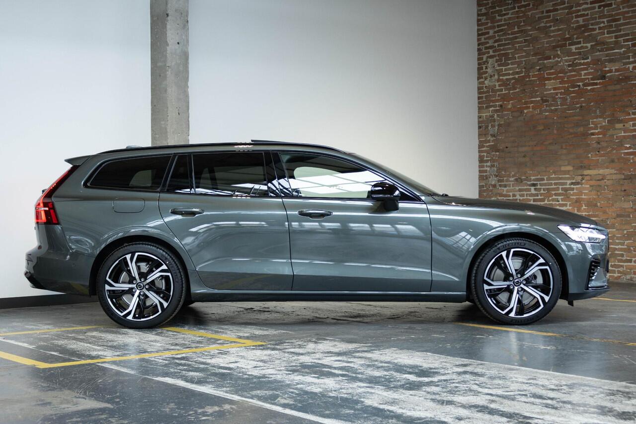 Volvo V60 T8 Plug-in hybrid AWD Ultra Dark | Bowers & Wilkins Audio | Nappa Leder met Ventilatie & Massage | Head-Up Display | Schuif/Kantel-Panoramadak | 360º Visual Park Camera | 19" Lichtmetalen Wielen