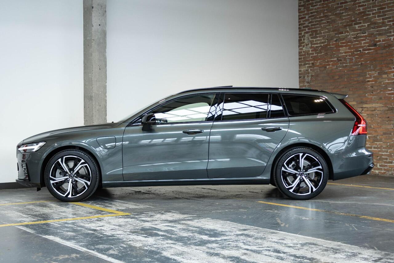 Volvo V60 T8 Plug-in hybrid AWD Ultra Dark | Bowers & Wilkins Audio | Nappa Leder met Ventilatie & Massage | Head-Up Display | Schuif/Kantel-Panoramadak | 360º Visual Park Camera | 19" Lichtmetalen Wielen