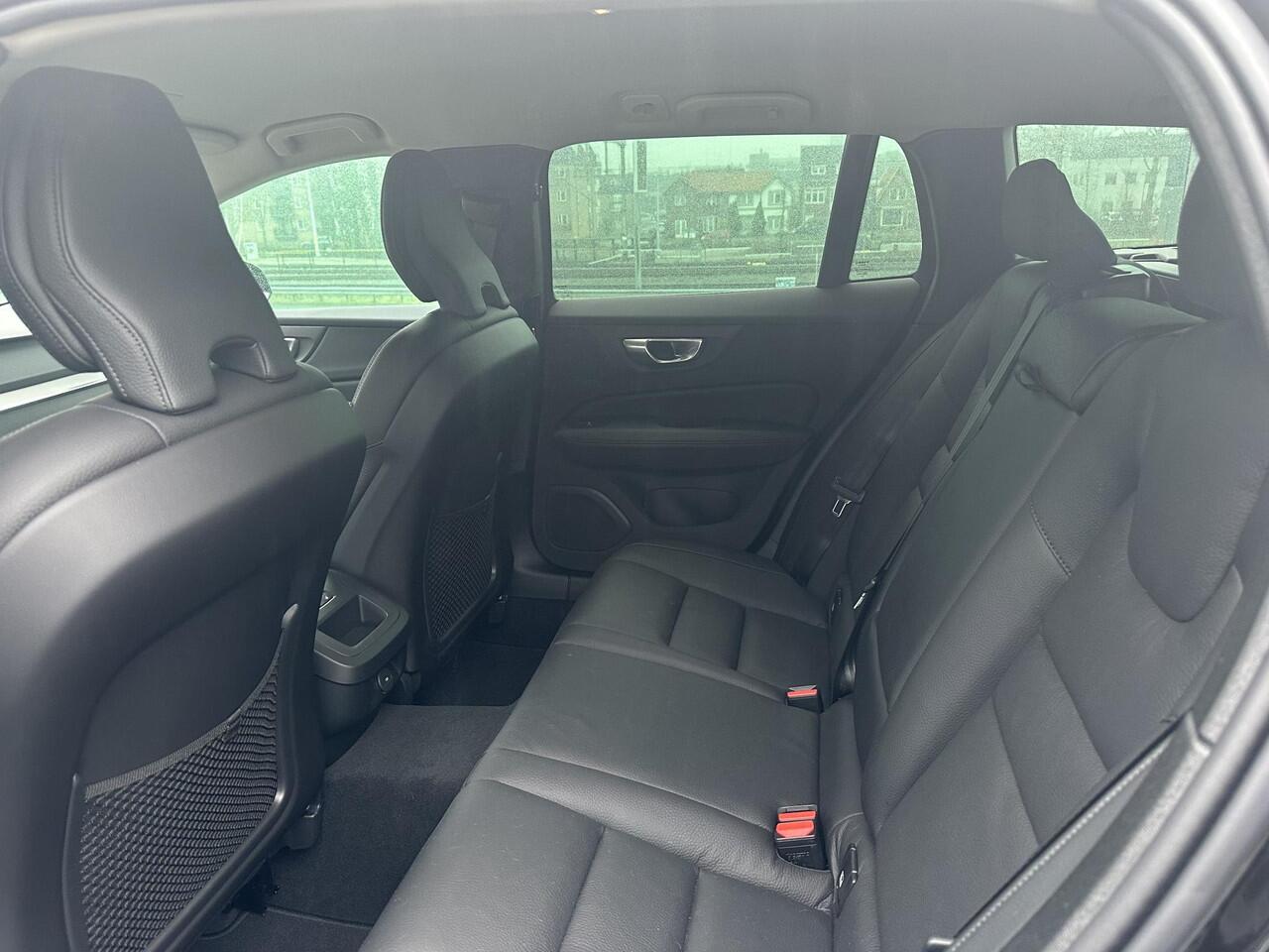 Volvo V60 2.0 B4 Essential Edition / Voor+achter+stuur verwarmd / Leder / BLIS / Camera achter / Pilot assist + ACC /