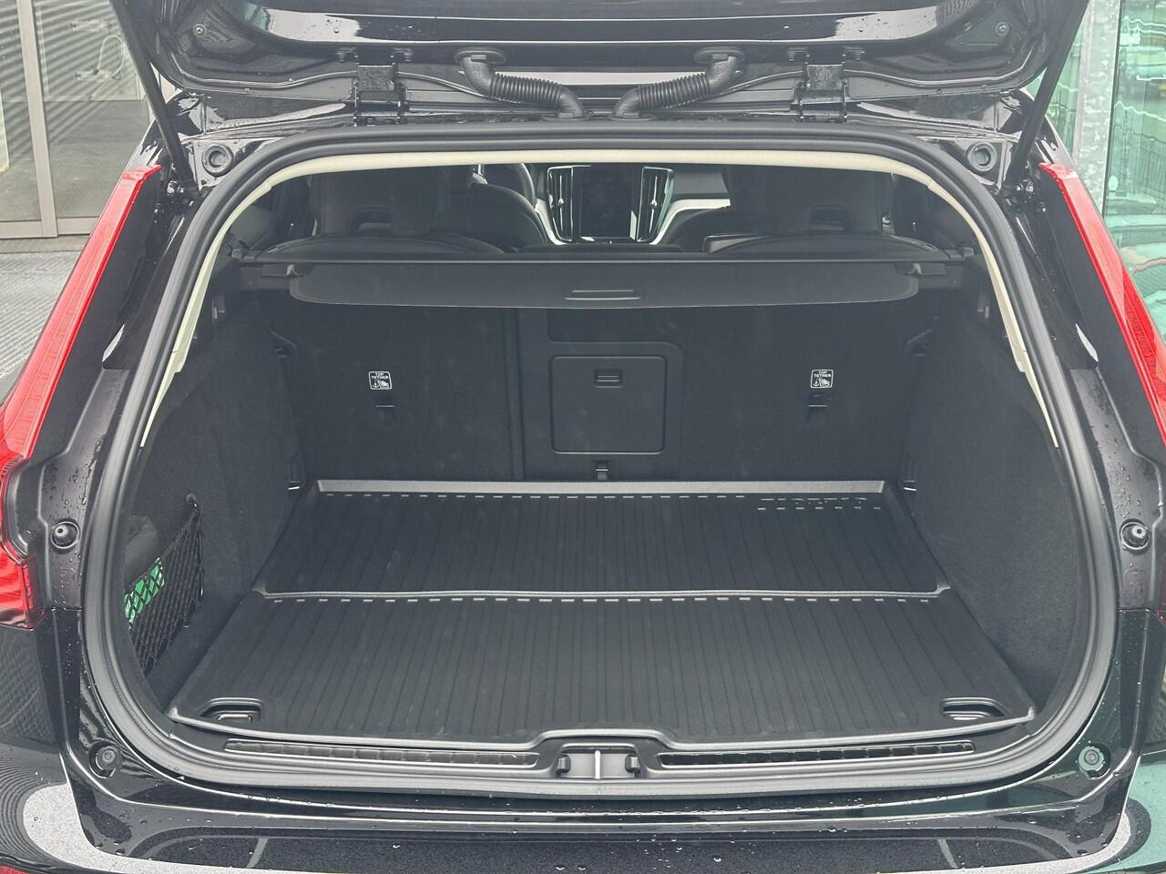 Volvo V60 2.0 B4 Essential Edition / Voor+achter+stuur verwarmd / Leder / BLIS / Camera achter / Pilot assist + ACC /