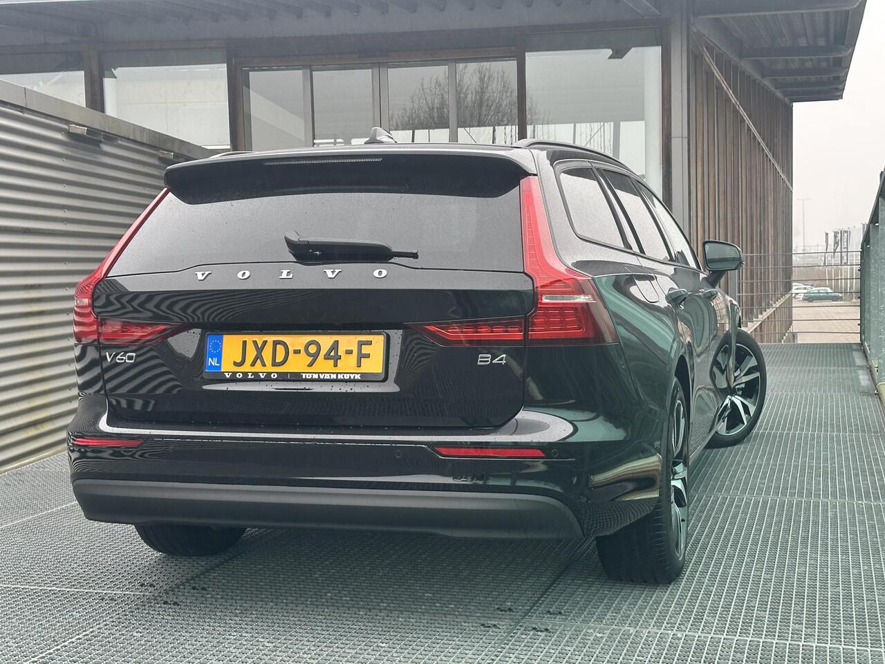 Volvo V60 2.0 B4 Essential Edition / Voor+achter+stuur verwarmd / Leder / BLIS / Camera achter / Pilot assist + ACC /