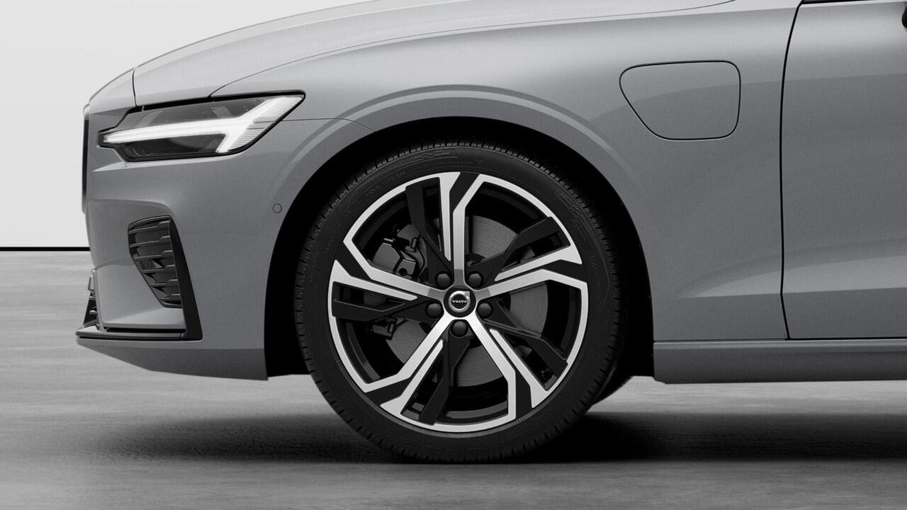 Volvo V60 2.0 T8 Plug-in hybrid AWD Plus Perform. Ed. Dark / Pano. dak / Elek. verstelbare stoelen / Voor+achter+stuur verwarmd / 19" velgen / Harman Kardon / Leder / 360 camera /