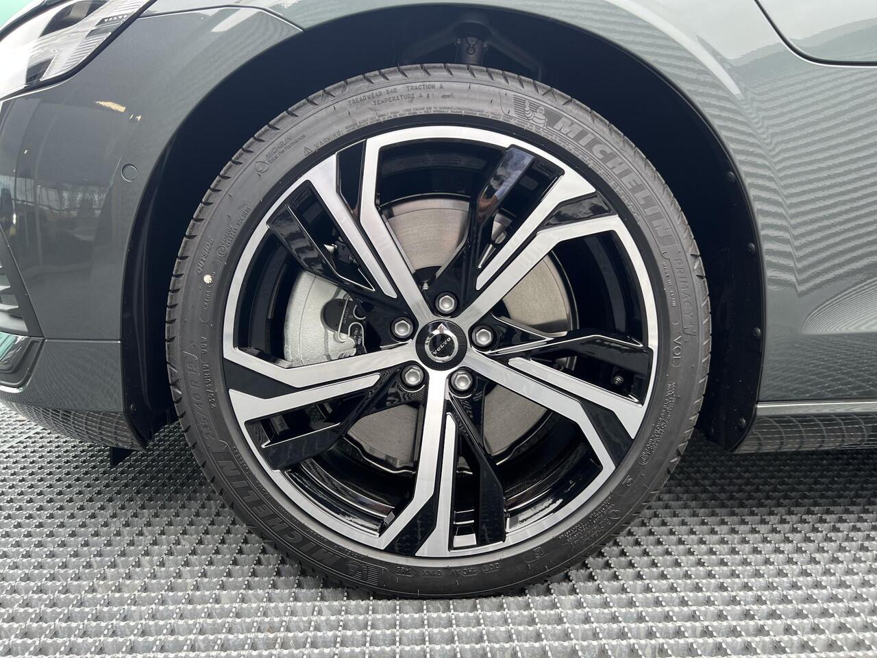 Volvo V60 2.0 T6 Plug-in hybrid AWD Business Edition PHEV, Long range, Automaat, 19 inch R-design dark wielen, Stoelverwarming voor- en achter, Stuurverwarming, Park assist voor- en achter