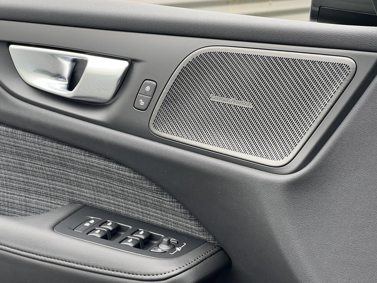 Volvo V60 2.0 T6 Plug-in hybrid AWD Business Edition PHEV, Long range, Automaat, 19 inch R-design dark wielen, Stoelverwarming voor- en achter, Stuurverwarming, Park assist voor- en achter