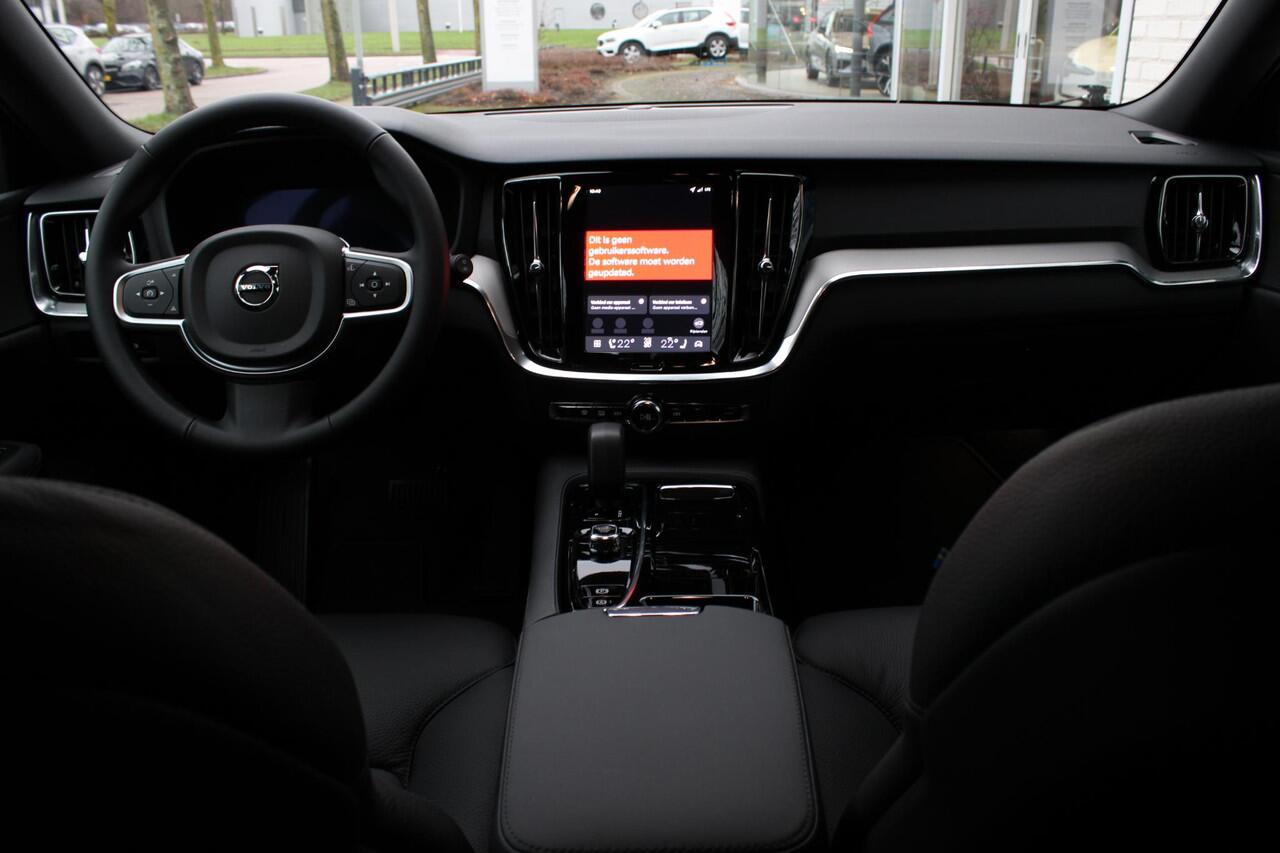 Volvo V60 2.0 T6 Plug-in hybrid AWD Essential | Bright dusk metallic | Lederen bekleding | Extra getint glas | Donkere hemelbekleding | Park assist voor- en achter | 19'' 5-triple spaaks velgen | Buitenspiegels dimmend | Verwarmbaar stuurwiel | Verwambare voorstoel
