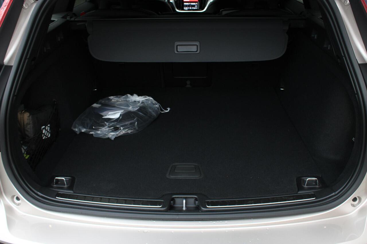 Volvo V60 2.0 T6 Plug-in hybrid AWD Essential | Bright dusk metallic | Lederen bekleding | Extra getint glas | Donkere hemelbekleding | Park assist voor- en achter | 19'' 5-triple spaaks velgen | Buitenspiegels dimmend | Verwarmbaar stuurwiel | Verwambare voorstoel