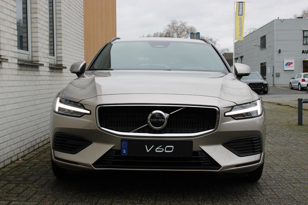 Volvo V60 2.0 T6 Plug-in hybrid AWD Essential | Bright dusk metallic | Lederen bekleding | Extra getint glas | Donkere hemelbekleding | Park assist voor- en achter | 19'' 5-triple spaaks velgen | Buitenspiegels dimmend | Verwarmbaar stuurwiel | Verwambare voorstoel