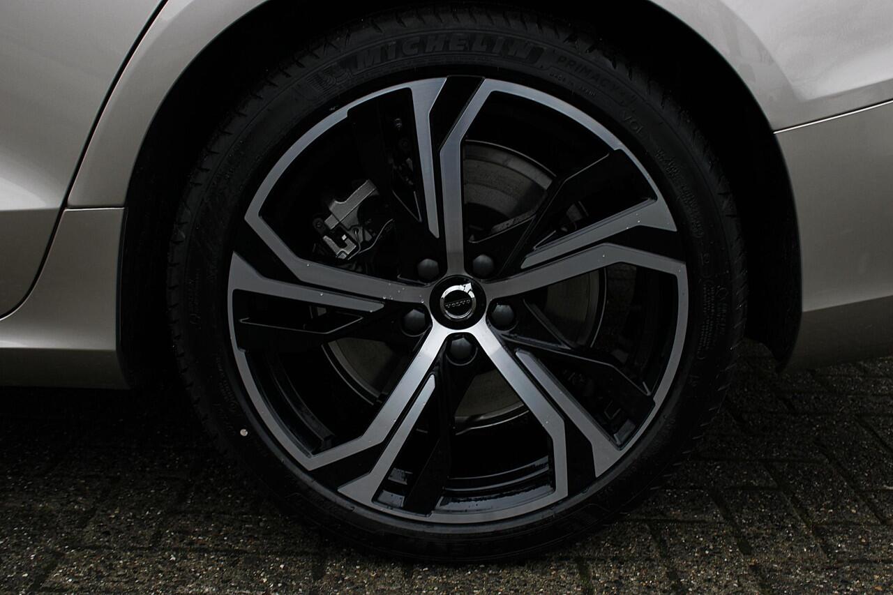 Volvo V60 2.0 T6 Plug-in hybrid AWD Essential | Bright dusk metallic | Lederen bekleding | Extra getint glas | Donkere hemelbekleding | Park assist voor- en achter | 19'' 5-triple spaaks velgen | Buitenspiegels dimmend | Verwarmbaar stuurwiel | Verwambare voorstoel