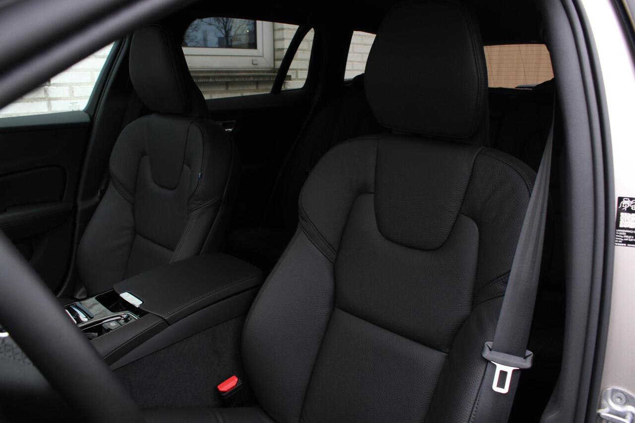 Volvo V60 2.0 T6 Plug-in hybrid AWD Essential | Bright dusk metallic | Lederen bekleding | Extra getint glas | Donkere hemelbekleding | Park assist voor- en achter | 19'' 5-triple spaaks velgen | Buitenspiegels dimmend | Verwarmbaar stuurwiel | Verwambare voorstoel