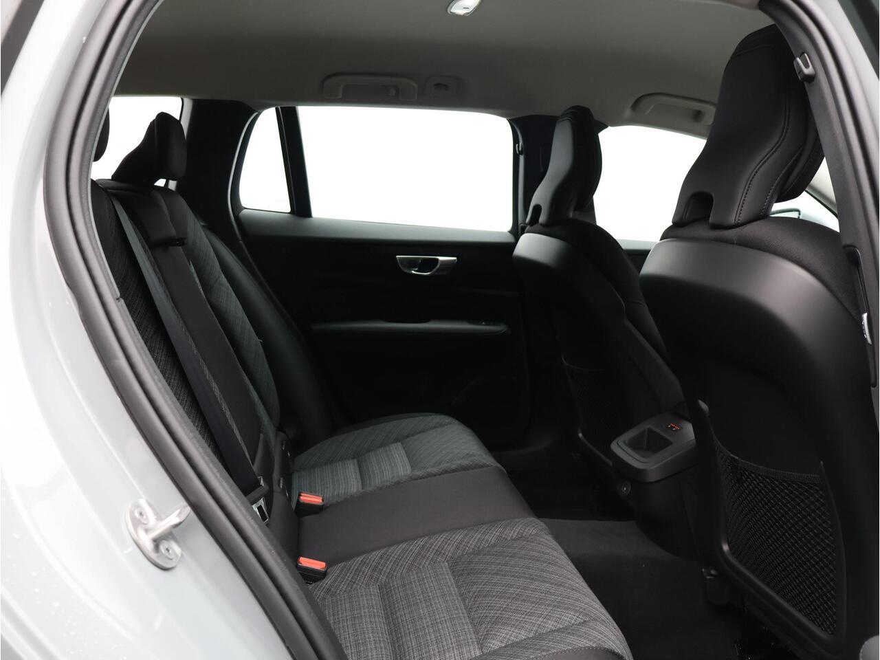 Volvo V60 B4 197PK Essential Edition / Stoel-, stuurwiel- & achterbankverwarming / Achteruitrijcamera / Pilot Assist / BLIS