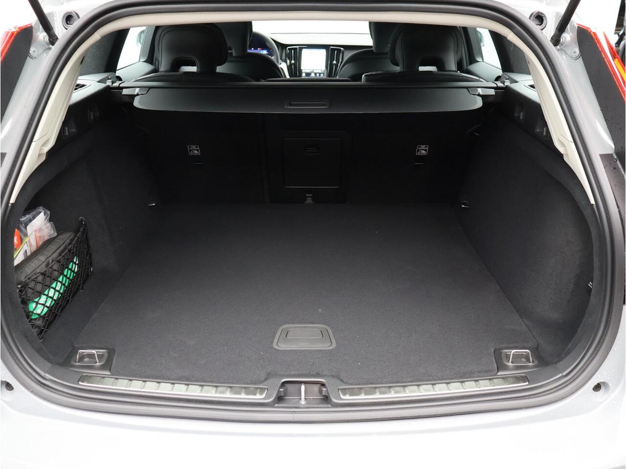 Volvo V60 B4 197PK Essential Edition / Stoel-, stuurwiel- & achterbankverwarming / Achteruitrijcamera / Pilot Assist / BLIS