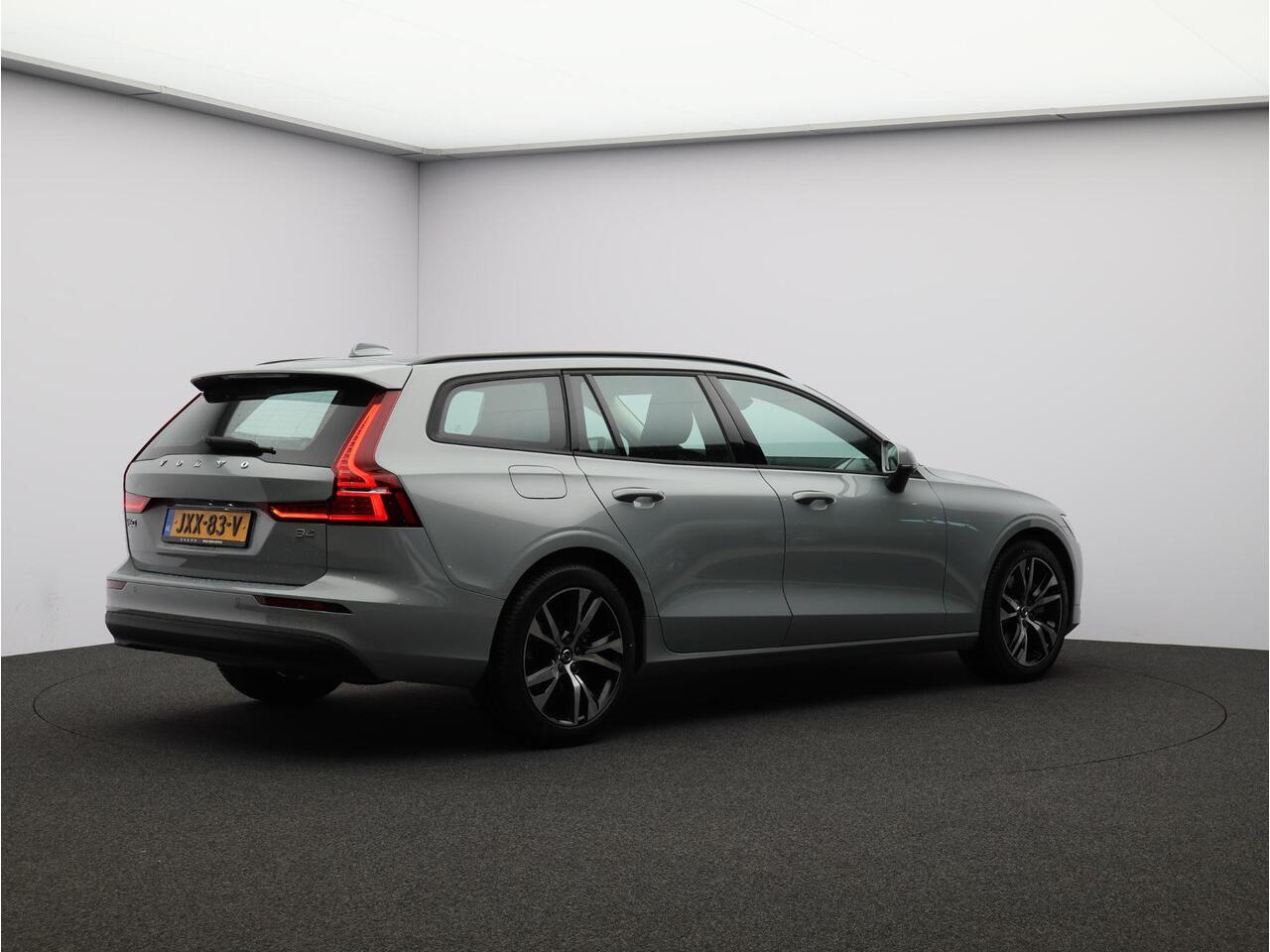 Volvo V60 B4 197PK Essential Edition / Stoel-, stuurwiel- & achterbankverwarming / Achteruitrijcamera / Pilot Assist / BLIS