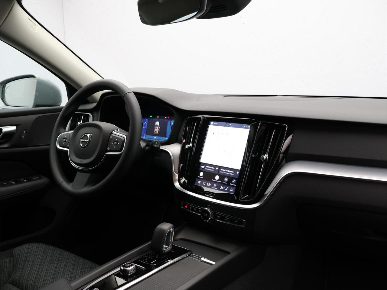 Volvo V60 B4 197PK Essential Edition / Stoel-, stuurwiel- & achterbankverwarming / Achteruitrijcamera / Pilot Assist / BLIS