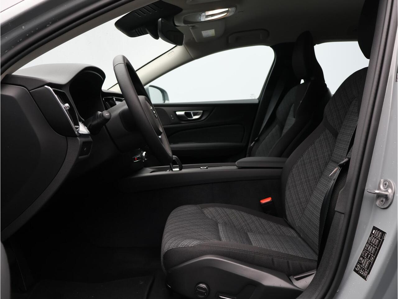 Volvo V60 B4 197PK Essential Edition / Stoel-, stuurwiel- & achterbankverwarming / Achteruitrijcamera / Pilot Assist / BLIS