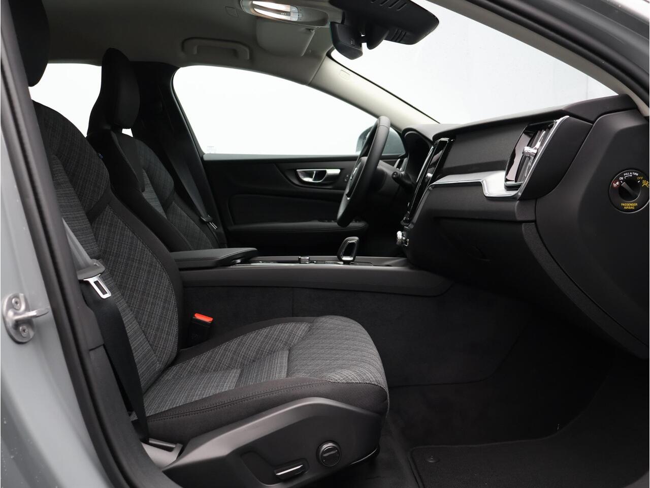 Volvo V60 B4 197PK Essential Edition / Stoel-, stuurwiel- & achterbankverwarming / Achteruitrijcamera / Pilot Assist / BLIS