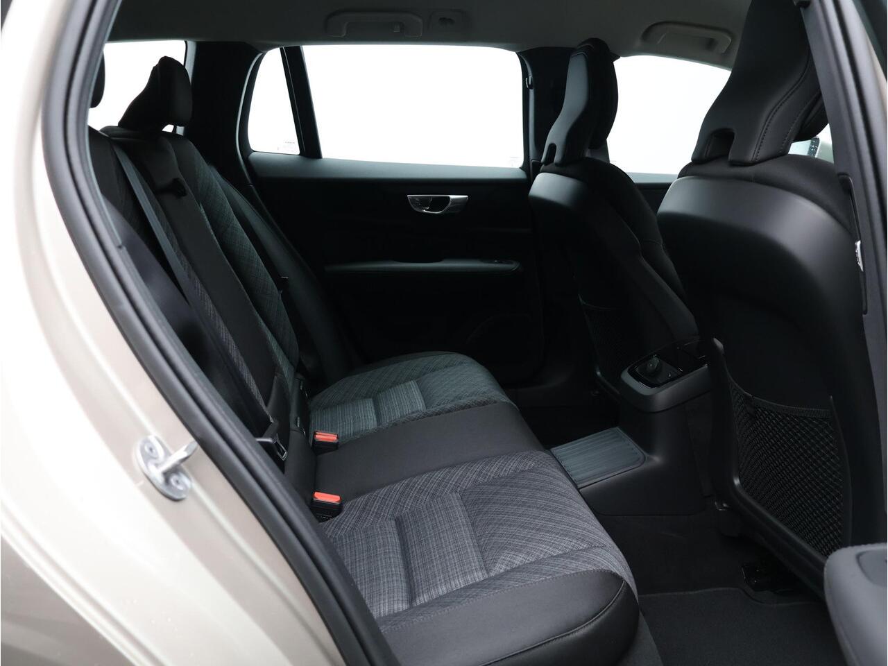 Volvo V60 T6 350PK Plug-in hybrid AWD Core Business Ed. / Stoel-, stuurwiel- & achterbankverwarming / 360 camera / Harman Kardon / BLIS