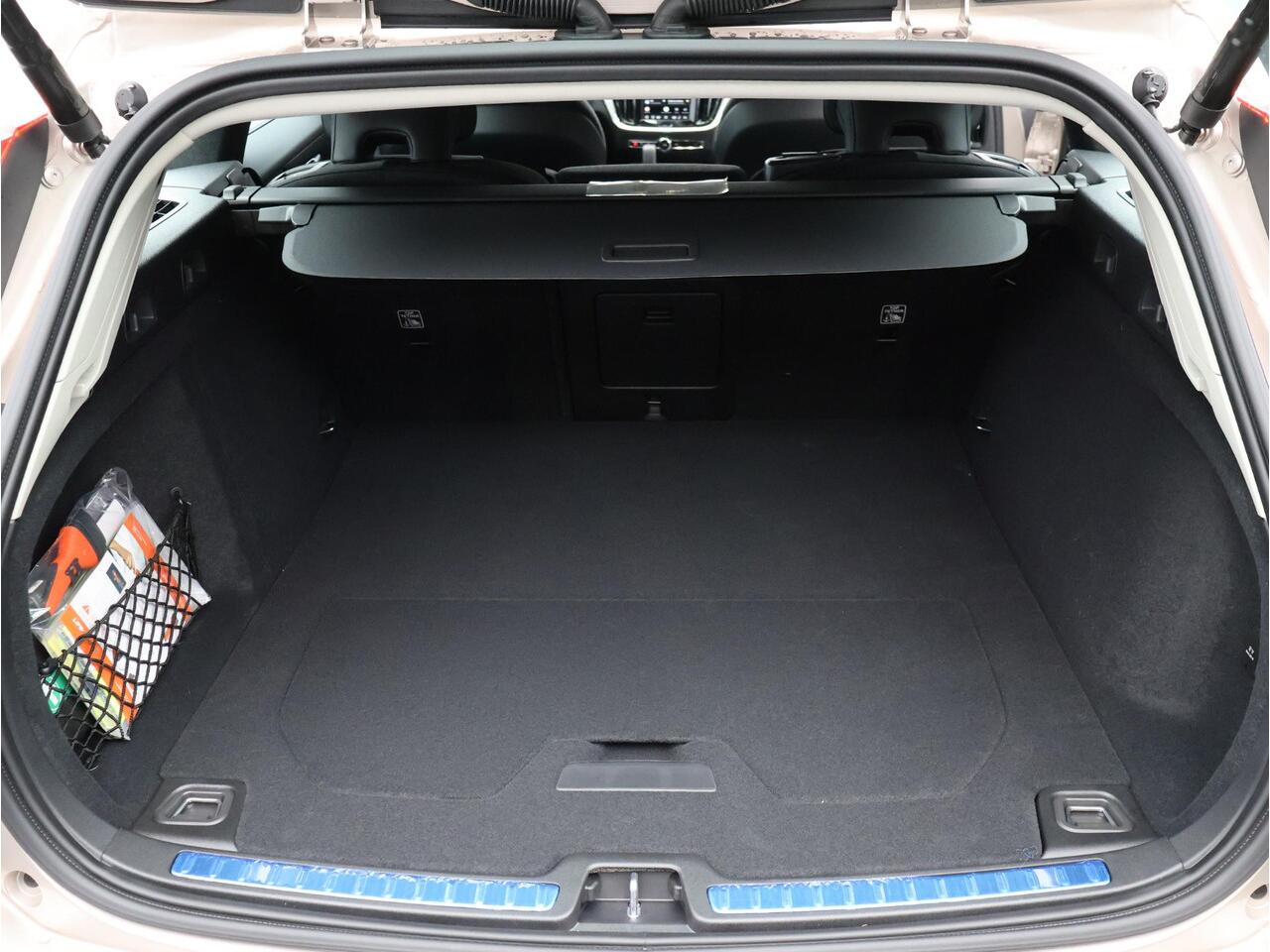 Volvo V60 T6 350PK Plug-in hybrid AWD Core Business Ed. / Stoel-, stuurwiel- & achterbankverwarming / 360 camera / Harman Kardon / BLIS