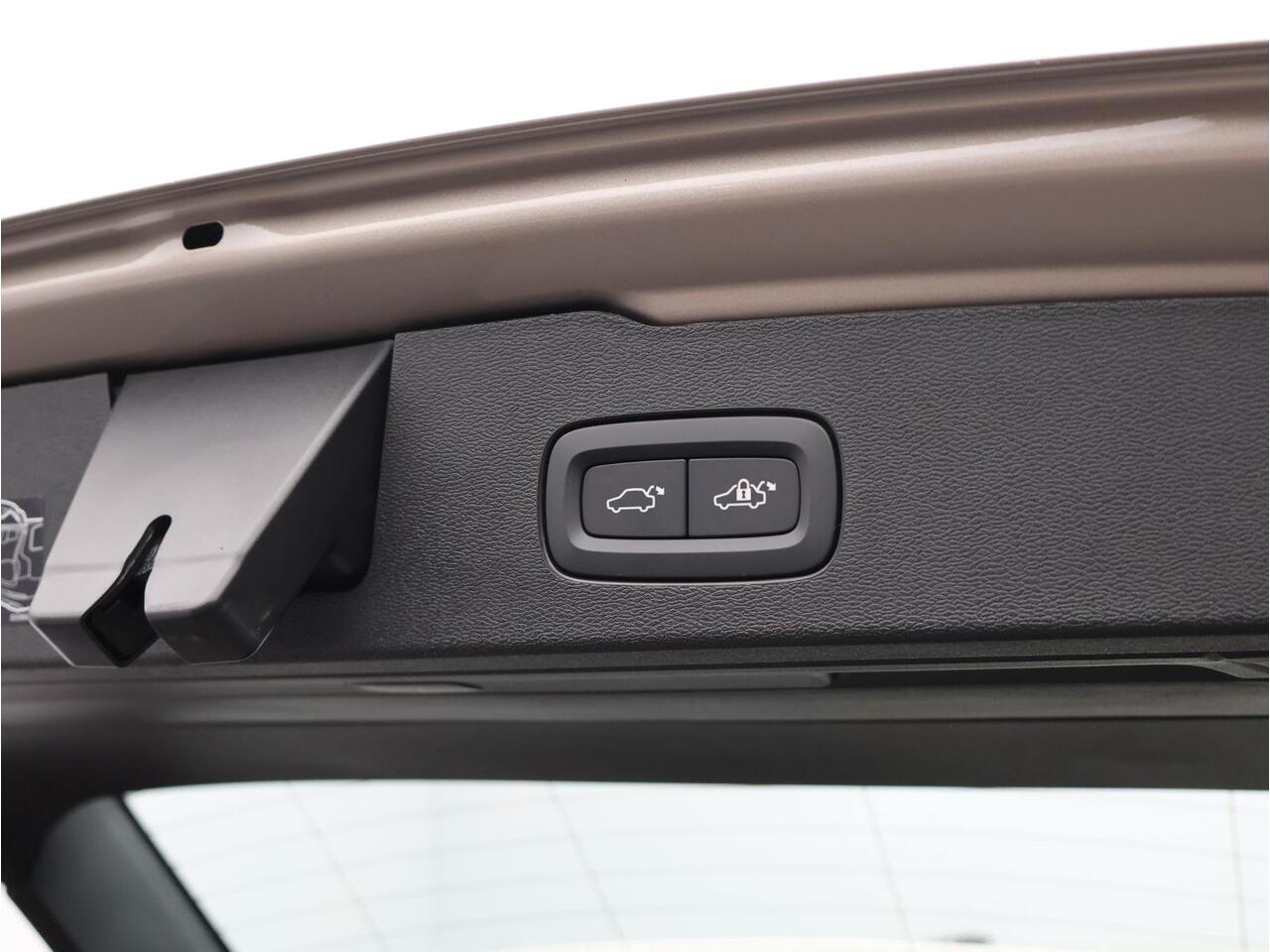 Volvo V60 T6 350PK Plug-in hybrid AWD Core Business Ed. / Stoel-, stuurwiel- & achterbankverwarming / 360 camera / Harman Kardon / BLIS