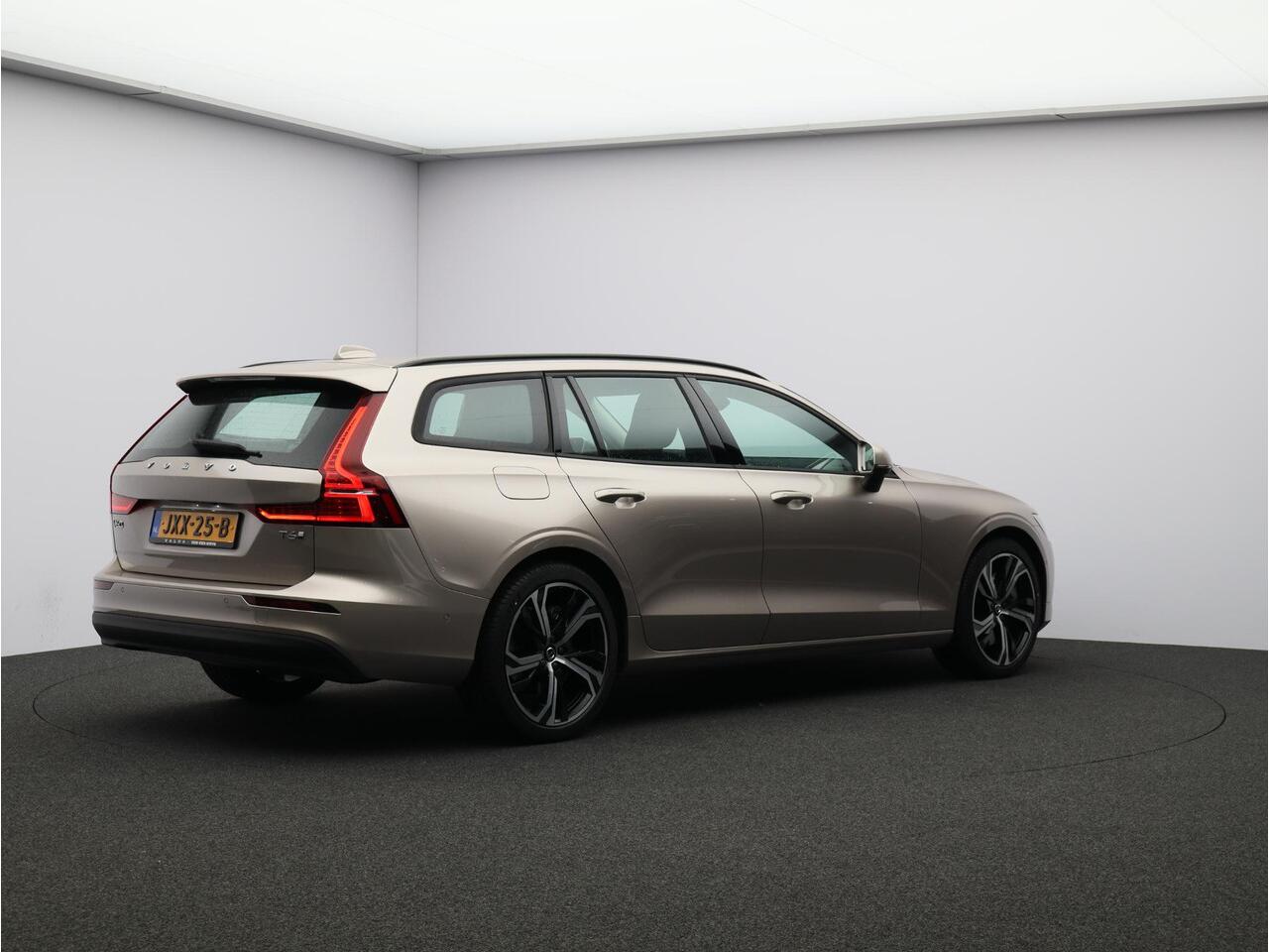 Volvo V60 T6 350PK Plug-in hybrid AWD Core Business Ed. / Stoel-, stuurwiel- & achterbankverwarming / 360 camera / Harman Kardon / BLIS