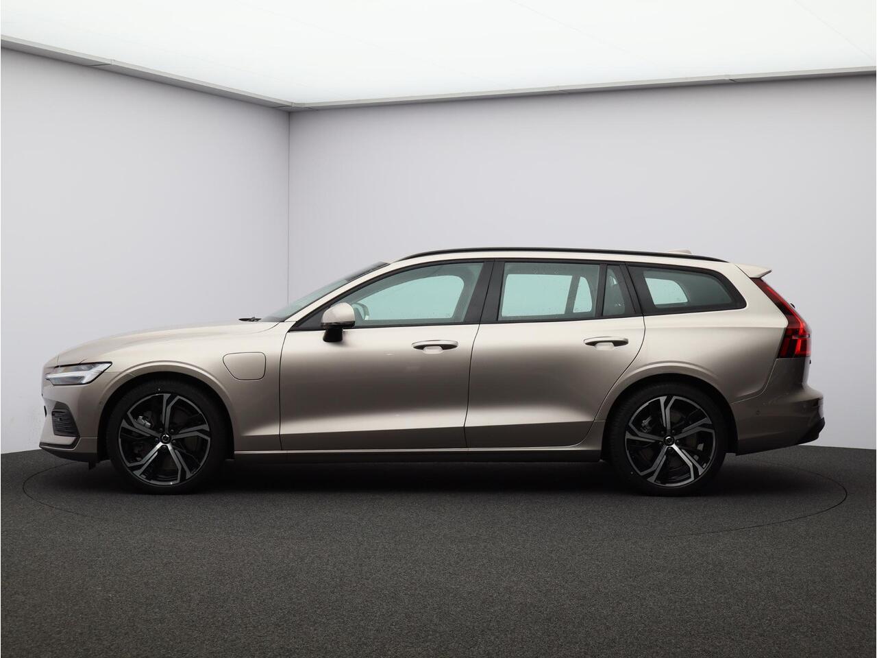 Volvo V60 T6 350PK Plug-in hybrid AWD Core Business Ed. / Stoel-, stuurwiel- & achterbankverwarming / 360 camera / Harman Kardon / BLIS