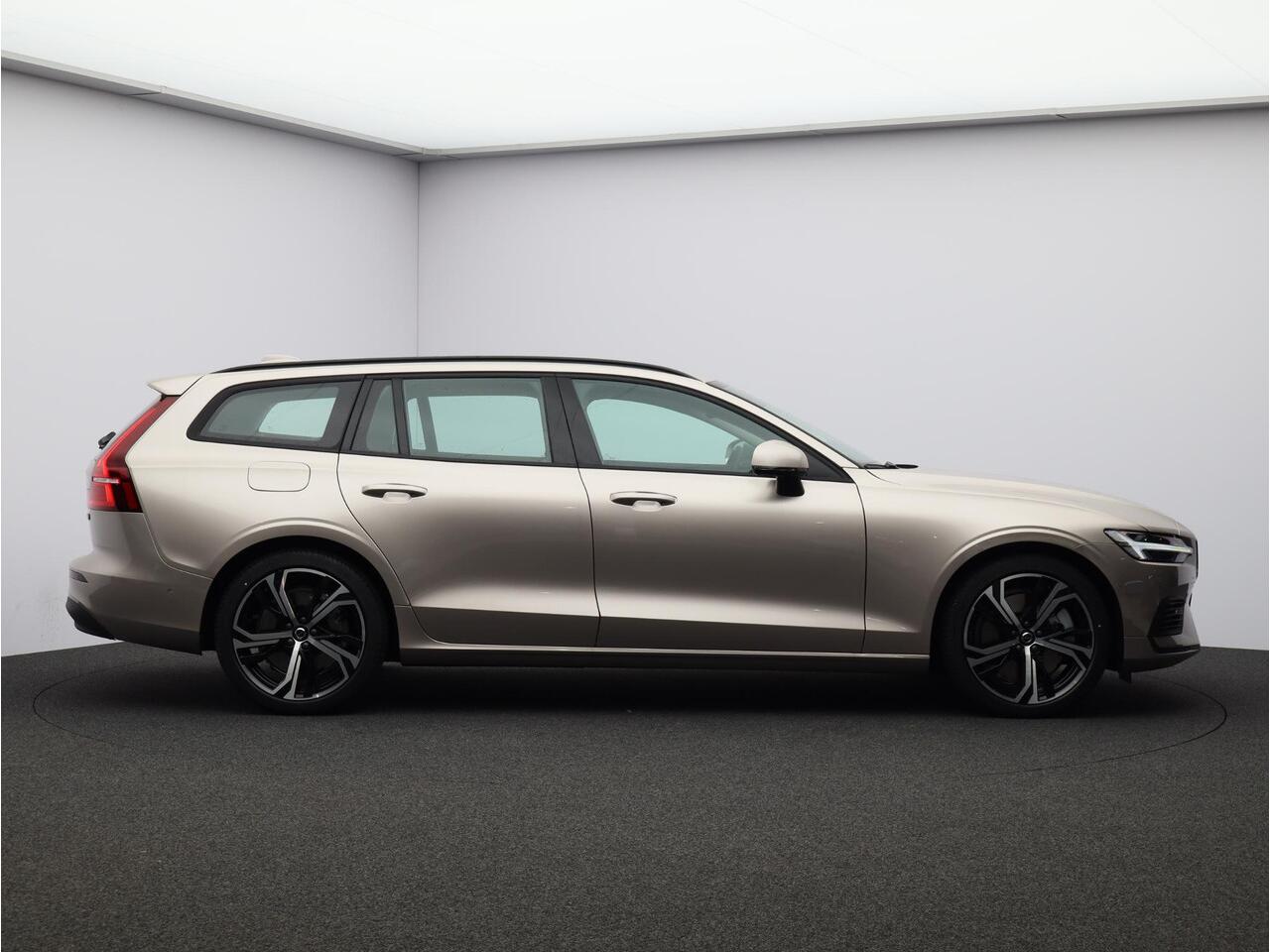 Volvo V60 T6 350PK Plug-in hybrid AWD Core Business Ed. / Stoel-, stuurwiel- & achterbankverwarming / 360 camera / Harman Kardon / BLIS