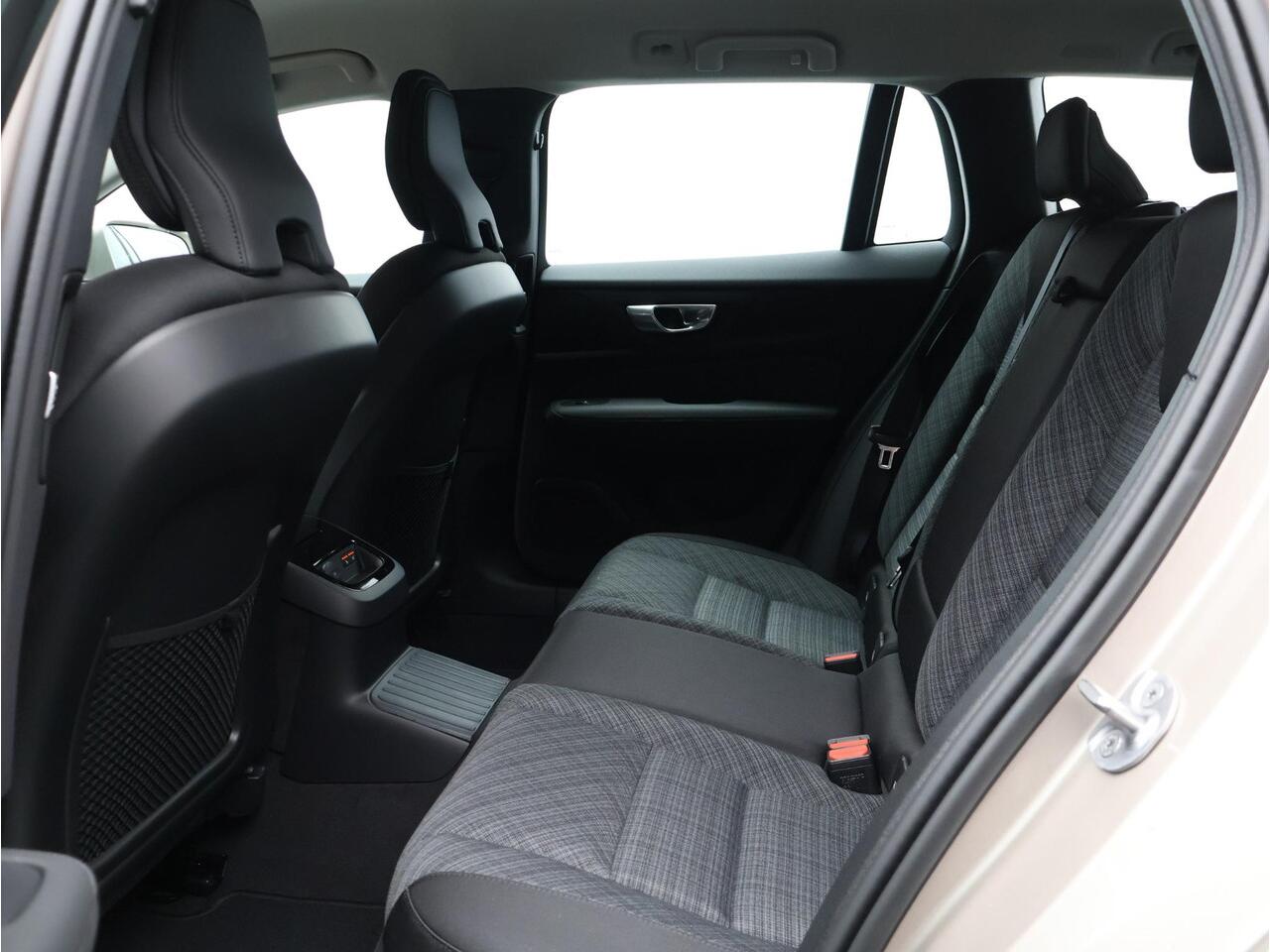 Volvo V60 T6 350PK Plug-in hybrid AWD Core Business Ed. / Stoel-, stuurwiel- & achterbankverwarming / 360 camera / Harman Kardon / BLIS