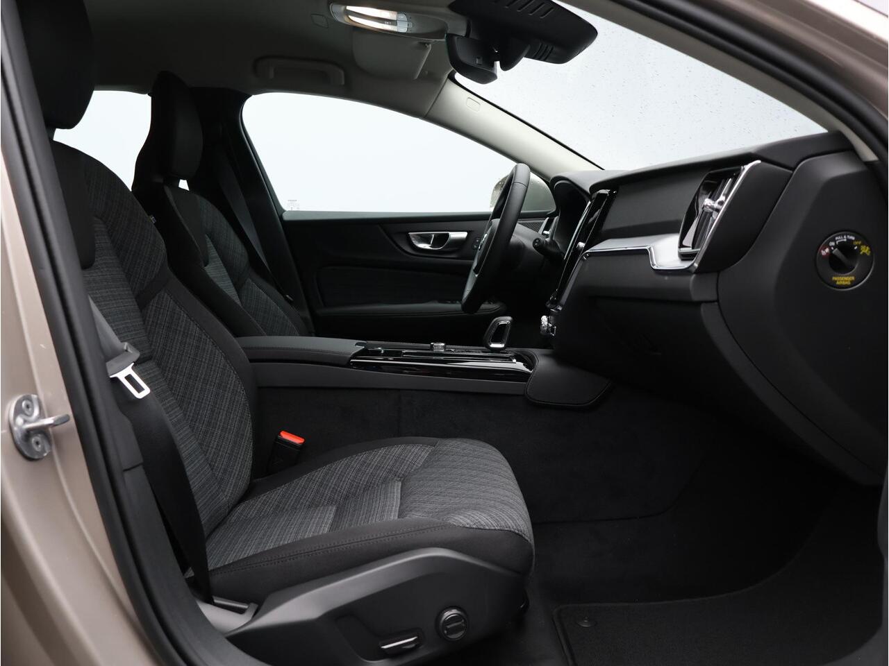 Volvo V60 T6 350PK Plug-in hybrid AWD Core Business Ed. / Stoel-, stuurwiel- & achterbankverwarming / 360 camera / Harman Kardon / BLIS
