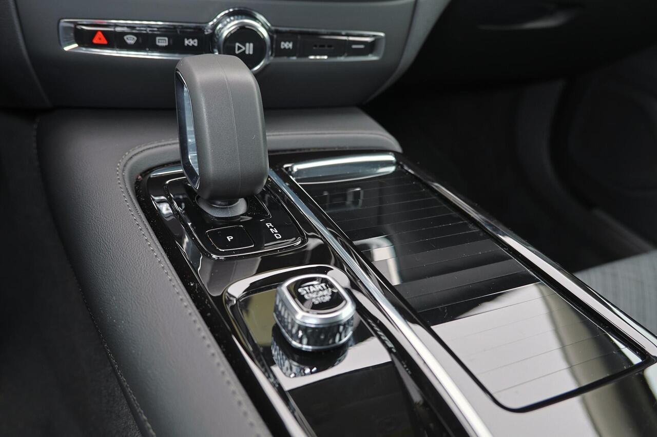 Volvo V60 T6 Plug-in hybrid AWD Core - IntelliSafe Assist & Surround - 360º Camera - Harman/Kardon audio - Verwarmde voorstoelen, stuur & achterbank - Parkeersensoren voor & achter - Extra getint glas - 19' LMV