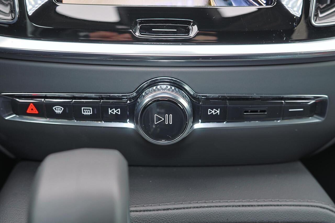 Volvo V60 T6 Plug-in hybrid AWD Core - IntelliSafe Assist & Surround - 360º Camera - Harman/Kardon audio - Verwarmde voorstoelen, stuur & achterbank - Parkeersensoren voor & achter - Extra getint glas - 19' LMV