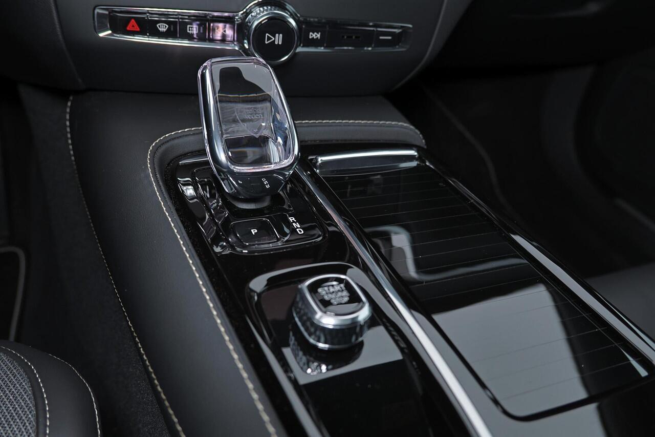 Volvo V60 T8 AWD Plus Dark - HEICO Performance Edition - Panoramisch schuif-/kanteldak - Head-up Display - Intellisafe Assist/Surround - 360 graden camera - Verwarmbare voorstoelen - Verwambare achterbank - Verwarmbaar stuurwiel - Heico Bodykit incl. sportuitlaatsy