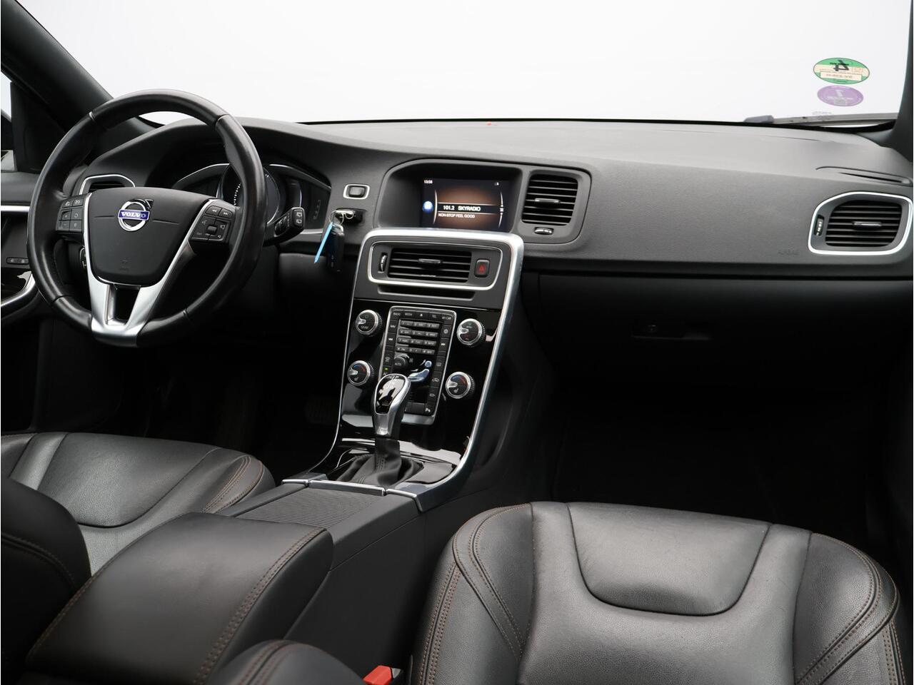Volvo V60 CROSS COUNTRY 2.0 T5 Polar+ / Lederen bekleding / Schuif-kantel dak / Standkachel / Elektrisch bedienbare voorstoelen / Trekhaak / Cruise controle / Parkeercamera achter /