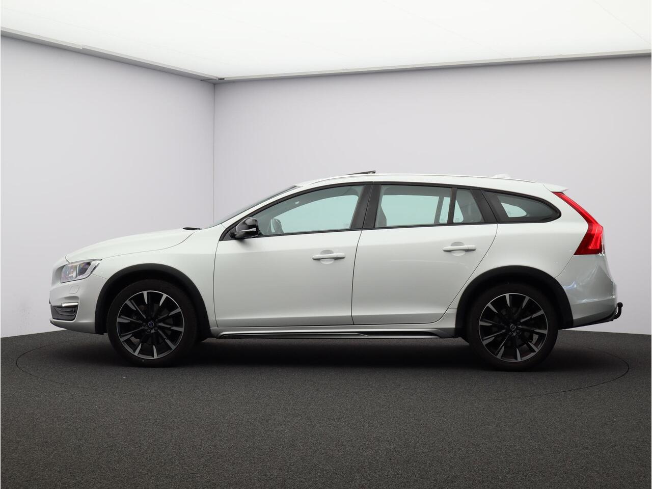 Volvo V60 CROSS COUNTRY 2.0 T5 Polar+ / Lederen bekleding / Schuif-kantel dak / Standkachel / Elektrisch bedienbare voorstoelen / Trekhaak / Cruise controle / Parkeercamera achter /