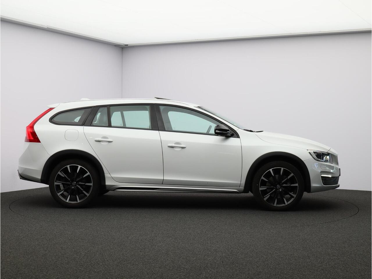 Volvo V60 CROSS COUNTRY 2.0 T5 Polar+ / Lederen bekleding / Schuif-kantel dak / Standkachel / Elektrisch bedienbare voorstoelen / Trekhaak / Cruise controle / Parkeercamera achter /