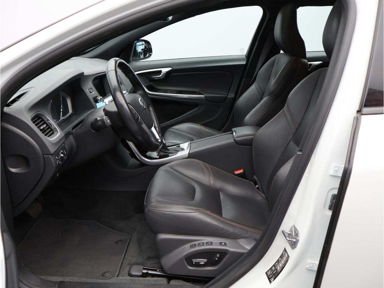 Volvo V60 CROSS COUNTRY 2.0 T5 Polar+ / Lederen bekleding / Schuif-kantel dak / Standkachel / Elektrisch bedienbare voorstoelen / Trekhaak / Cruise controle / Parkeercamera achter /
