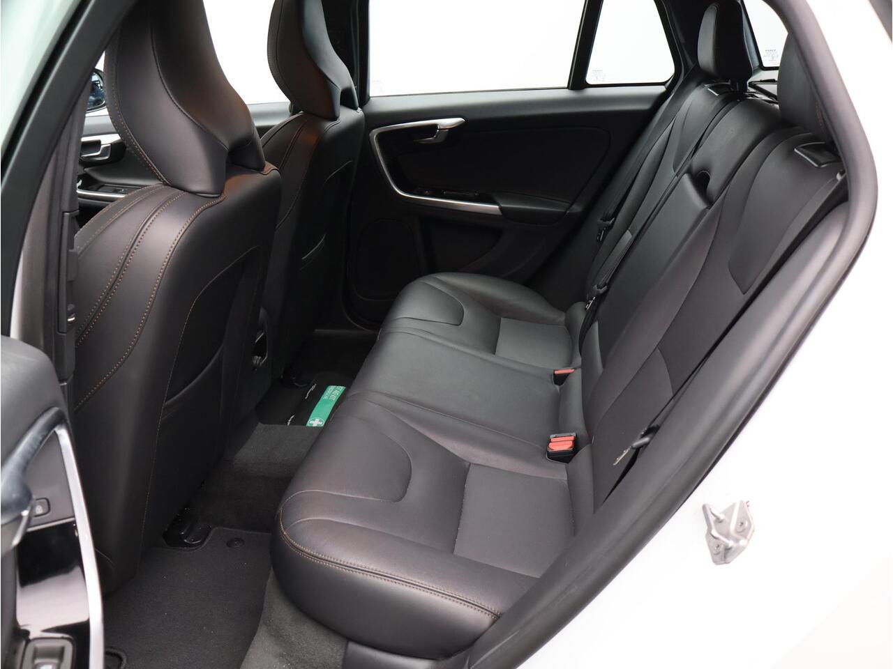 Volvo V60 CROSS COUNTRY 2.0 T5 Polar+ / Lederen bekleding / Schuif-kantel dak / Standkachel / Elektrisch bedienbare voorstoelen / Trekhaak / Cruise controle / Parkeercamera achter /