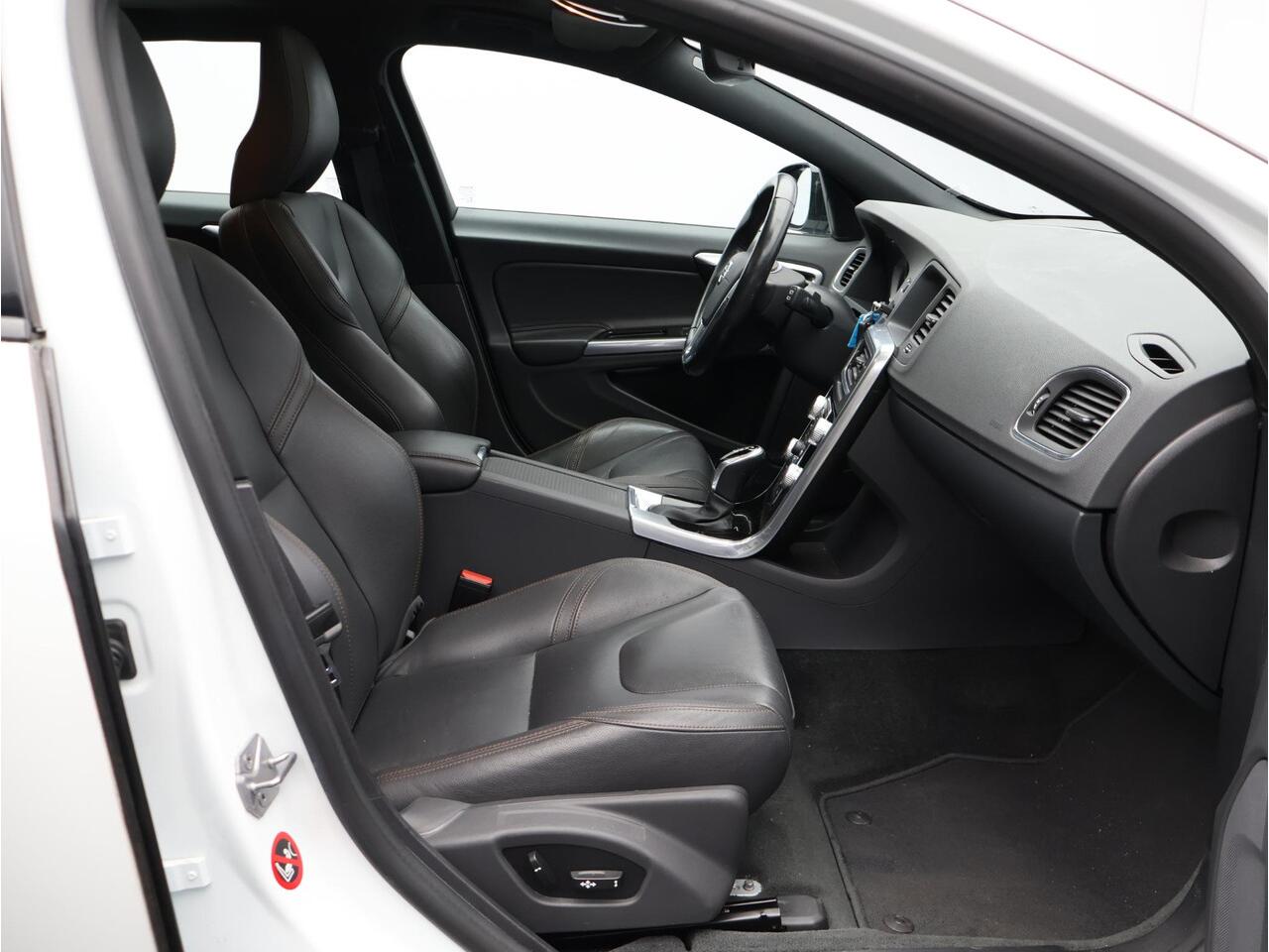 Volvo V60 CROSS COUNTRY 2.0 T5 Polar+ / Lederen bekleding / Schuif-kantel dak / Standkachel / Elektrisch bedienbare voorstoelen / Trekhaak / Cruise controle / Parkeercamera achter /