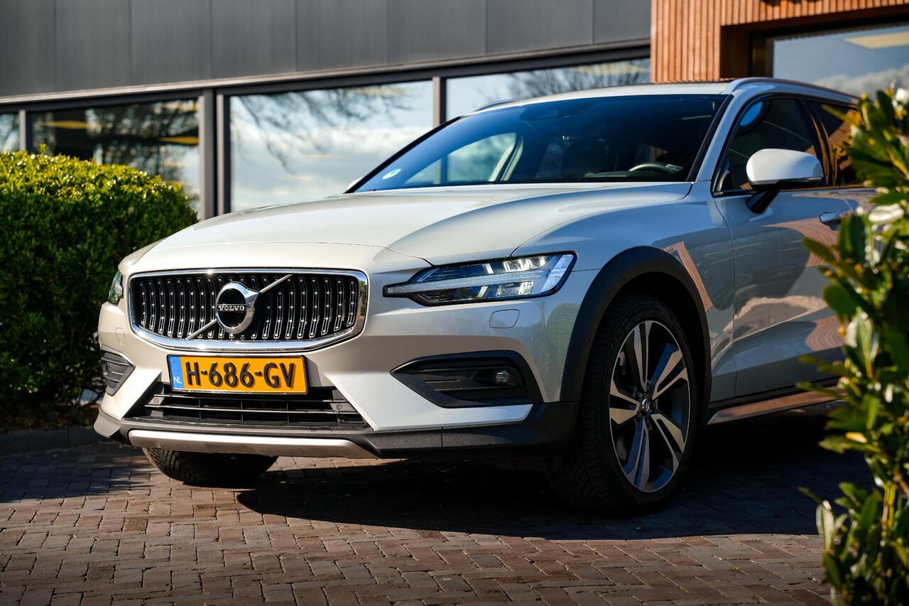 Volvo V60 CROSS COUNTRY 2.0 T5 AWD Pro Panodak Memory Harman Kardon Leer Trekhaak ACC HUD