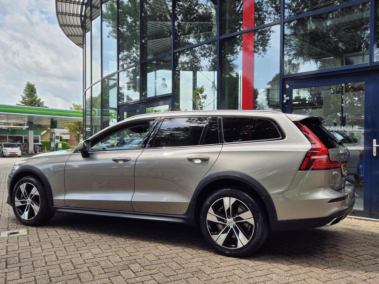 Volvo V60 CROSS COUNTRY 2.0 B5 AWD Pro AUTOMAAT | Afn. Trekhaak | Panodak | Adapt. Cruise Control | LM Velgen | Climate Control