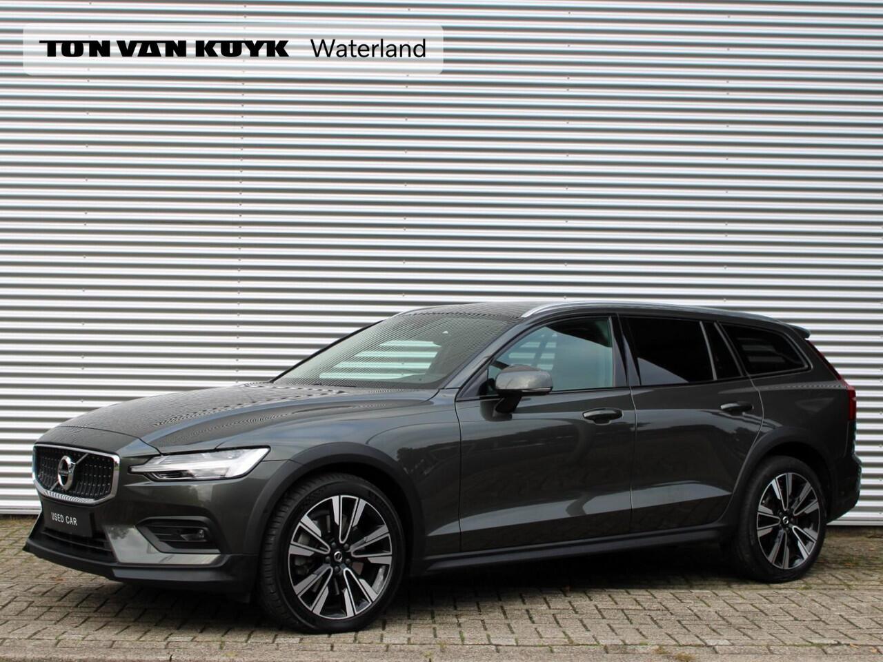 Volvo V60 CROSS COUNTRY 2.0 B5 AWD Pro Automaat / Trekhaak / Leder interieur / Privacy Glass / DAB