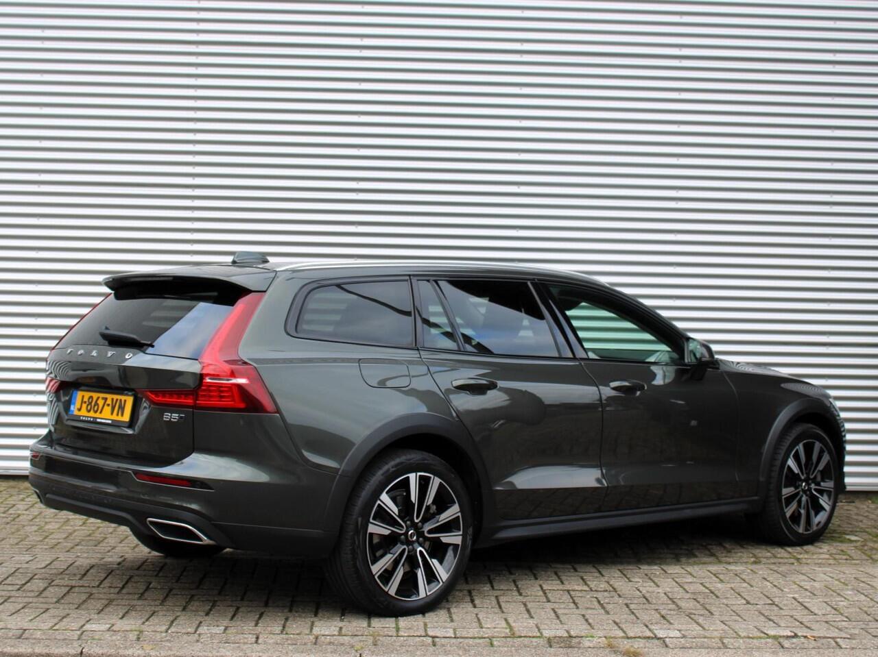 Volvo V60 CROSS COUNTRY 2.0 B5 AWD Pro Automaat / Trekhaak / Leder interieur / Privacy Glass / DAB