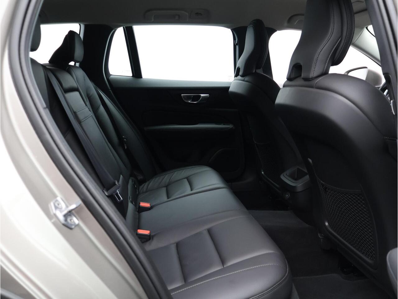 Volvo V60 CROSS COUNTRY 2.0 B5 AWD Pro / Trekhaak / Lederen Bekleding / Elektrisch Verst. Stoelen / Stoel+Stuurverwarming / Adaptive Cruise / BLIS / Keyless /