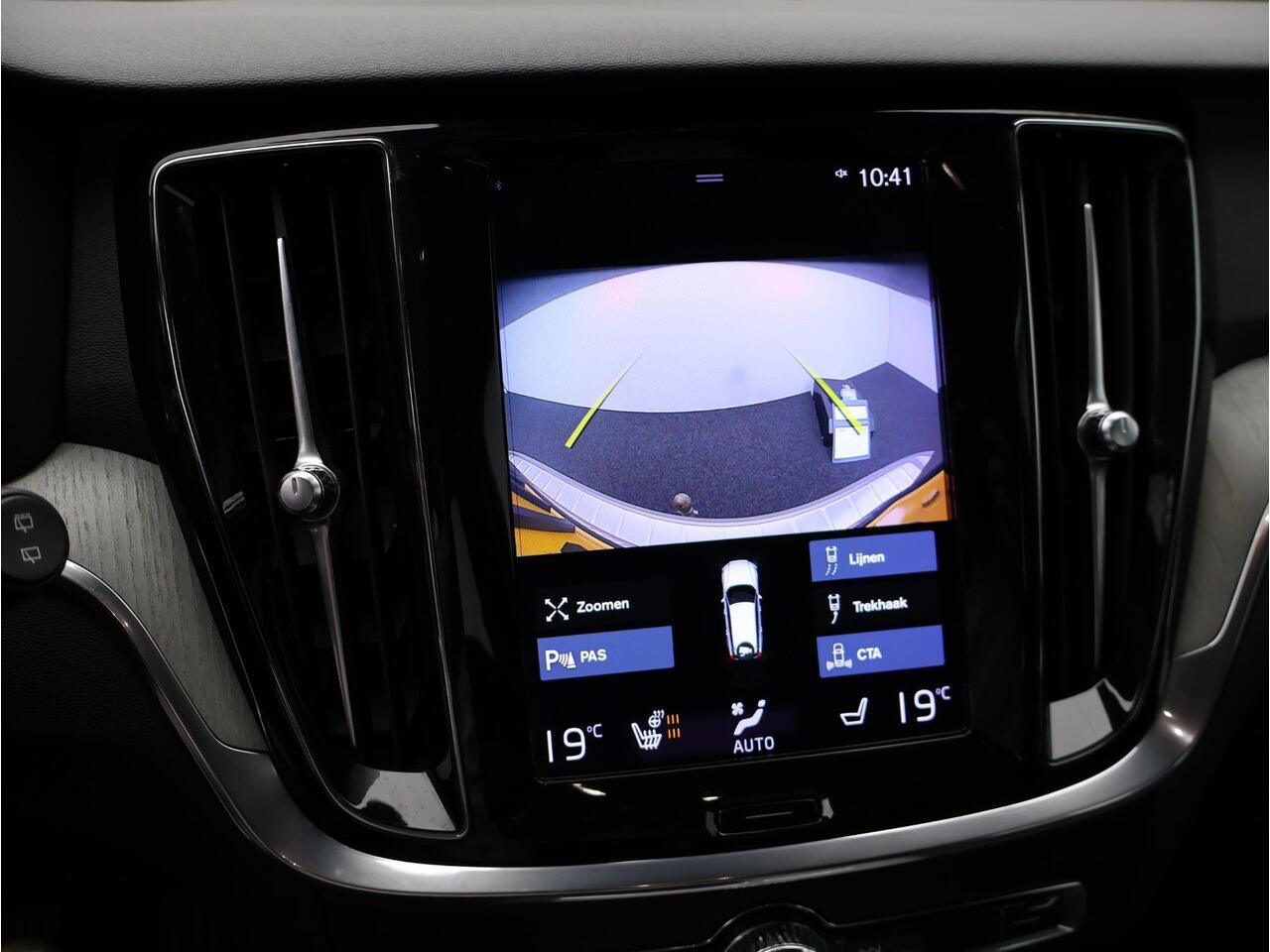 Volvo V60 CROSS COUNTRY 2.0 B5 AWD Pro / Trekhaak / Lederen Bekleding / Elektrisch Verst. Stoelen / Stoel+Stuurverwarming / Adaptive Cruise / BLIS / Keyless /